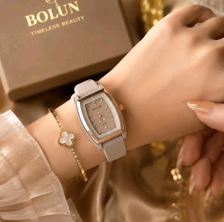 นาฬิกาข้อมือ Bolun รุ่นหน้าทรงถังประดับเพชร4เม็ดสายซิลโคนสีครีม(รับ11200แต้ม)