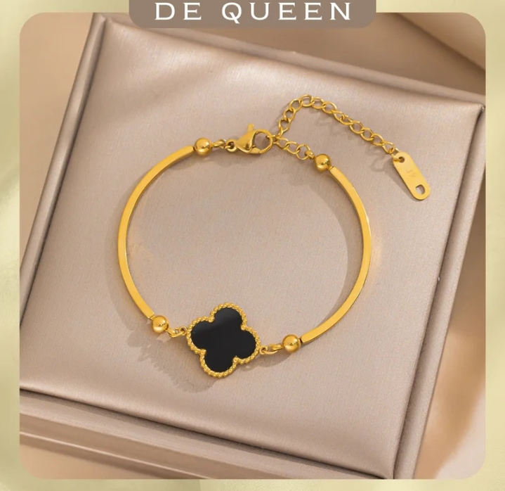 DE QUEEN สร้อยข้อมือดอกพลัมโคลเวอร์สี่แฉก กำไลชูบทอง18k(รับ10700แต้ม)