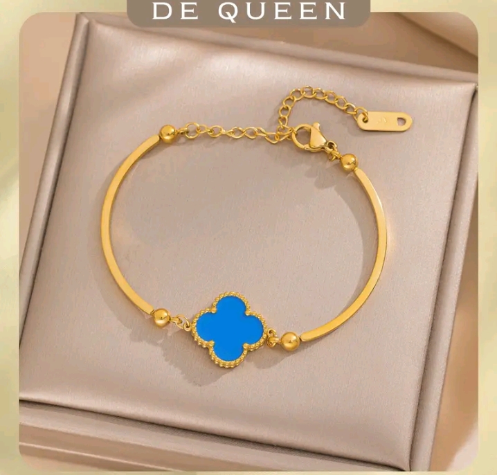 DE QUEEN สร้อยข้อมือดอกพลัมโคลเวอร์สี่แฉก กำไลชุบทอง18k(รับ10700แต้ม)