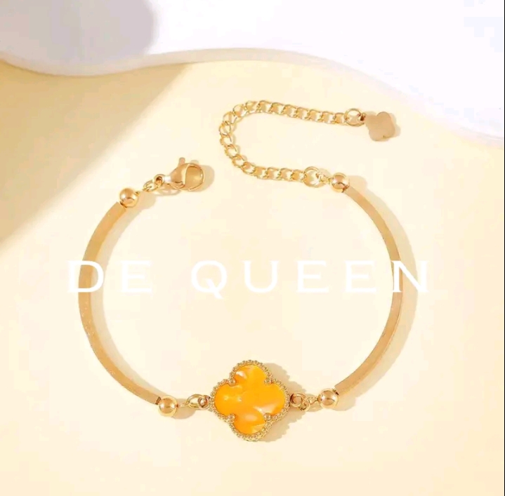DE QUEEN สร้อยข้อมือดอกพลัมโคลเวอร์  4 แฉกเครื่องประดับแบรนด์กำไลชุบทอง 18k  (รับ10700แต้ม)