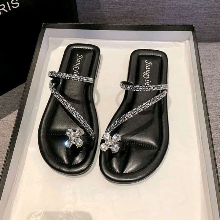 *รุ่นฮิต*รองเท้าแตะผู้หญิงสีดำ คุณภาพดี น้ำหนักเบาใส่สบาย (รับ7,700แต้ม)