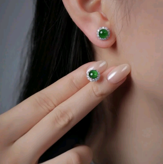 XM jewelry ต่างหูติดหูแบบวงกลมเล็กสำหรับผู้หญิงรุ่นใหม่ ดีไซน์เรียบง่ายประดับสีเขียว สไตล์ลักชัวรี่ระดับสูง ดูมีเสน่ห์ (รับ8200แต้ม)