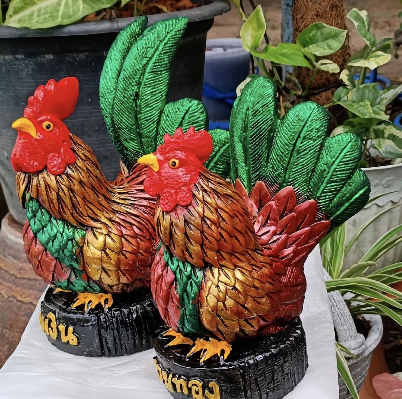 ตุ๊กตารูปูปั้นไก่แจ้คู่ หางเขียวเหนี่ยวทรัพย์ ประติมากรรมงานปูนปั้น แฮนด์เม็ด (รับ 21,200 แต้ม)