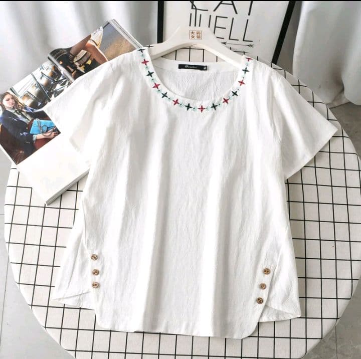 สีขาว พร้อมส่ง เสื้อคอกลมผู้หญิงแต่งลายตรงคอเสื้อ สีสวย แมทช์กับลุคไหนก็ดูสุภาพ เสริมบุคลิก ของดีบอกต่อน้าาาา (รับ13,200แต้ม)