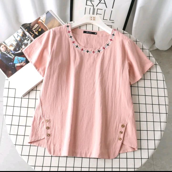 สีชมพู พร้อมส่ง เสื้อคอกลมผู้หญิงแต่งลายตรงคอเสื้อ สีสวย แมทช์กับลุคไหนก็ดูสุภาพ เสริมบุคลิก ของดีบอกต่อน้าาาา (รับ13,200แต้ม)