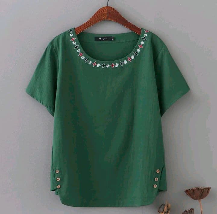 สีเขียว พร้อมส่ง เสื้อคอกลมผู้หญิงแต่งลายตรงคอเสื้อ สีสวย แมทช์กับลุคไหนก็ดูสุภาพ เสริมบุคลิก ของดีบอกต่อน้าาาา (รับ13,200แต้ม)