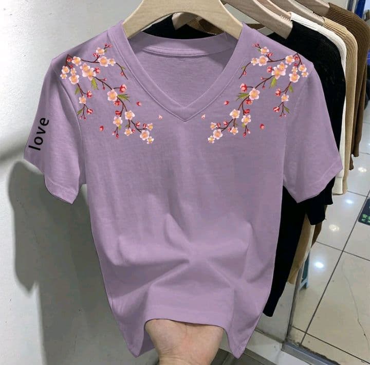 สีม่วงอ่อน เสื้อยืดผ้าฝ้าย100% สำหรับผู้หญิง แขนสั้นหลวม คอวี ไหล่ปกติ สำหรับสวมใส่ในฤดูร้อน แบบเรียบง่าย ชั้นในพื้น (รับ11,200แต้ม)