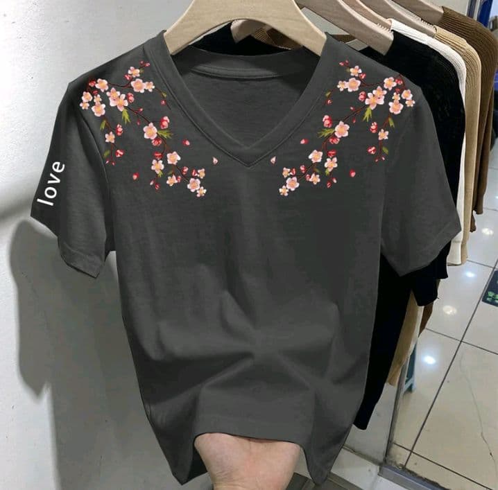 สีเทาเข้ม เสื้อยืดผ้าฝ้าย100% สำหรับผู้หญิง แขนสั้นหลวม คอวี ไหล่ปกติ สำหรับสวมใส่ในฤดูร้อน แบบเรียบง่าย ชั้นในพื้น (รับ11,200แต้ม)