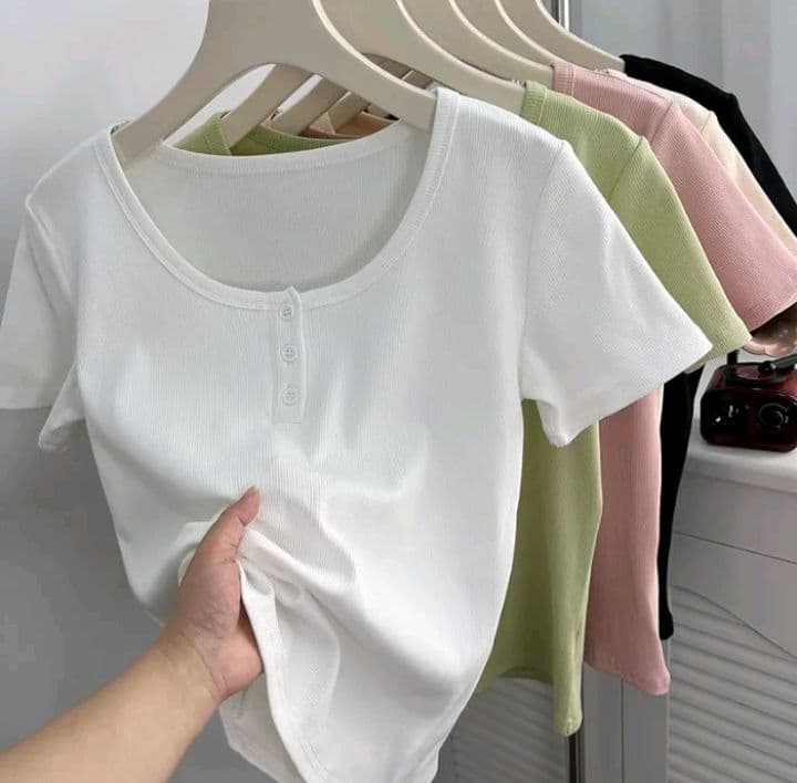 สีขาว เสื้อยืดแขนสั้นผู้หญิง ผ้าร่อง เสื้อคอกว้าง คอเหลียม ปลายยูพรางหุ่น แต่งกระดุม แมชท์ง่าย ใส่สบาย (รับ8,700แต้ม)