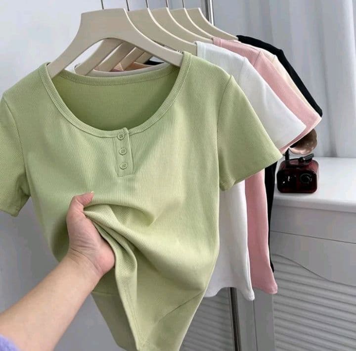 สีเขียว เสื้อยืดแขนสั้นผู้หญิง ผ้าร่อง เสื้อคอกว้าง คอเหลียม ปลายยูพรางหุ่น แต่งกระดุม แมชท์ง่าย ใส่สบาย (รับ8,700แต้ม)
