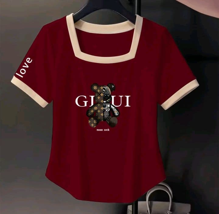 สีแดง เสื้อยืดแขนสั้นไหล่ตรง สำหรับสตรี ฤดูร้อน2026 สำหรับสาวสูงเล็ก คอสี่เหลี่ยม พิมพ์ลายไม่ซ้ำใคร ดีไซน์โดดเด่น รัดรูป ผอมทัด ผสมสี100kg (รับ12,200แต้ม)