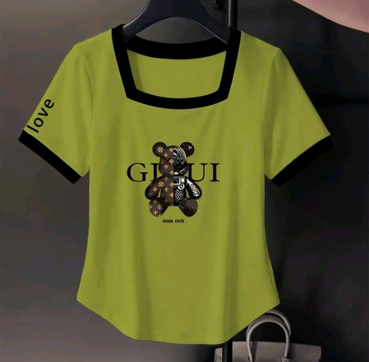 สีเขียว เสื้อยืดแขนสั้นไหล่ตรง สำหรับสตรี ฤดูร้อน2026 สำหรับสาวสูงเล็ก คอสี่เหลี่ยม พิมพ์ลายไม่ซ้ำใคร ดีไซน์โดดเด่น รัดรูป ผอมทัด ผสมสี100kg (รับ12,200แต้ม)