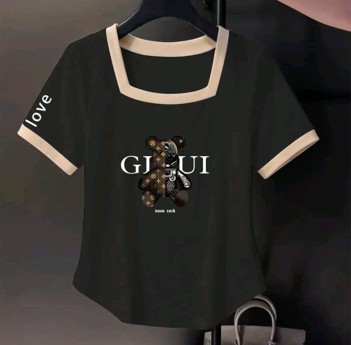 สีเทาเข้ม เสื้อยืดแขนสั้นไหล่ตรง สำหรับสตรี ฤดูร้อน2026 สำหรับสาวสูงเล็ก คอสี่เหลี่ยม พิมพ์ลายไม่ซ้ำใคร ดีไซน์โดดเด่น รัดรูป ผอมทัด ผสมสี100kg (รับ12,200แต้ม)