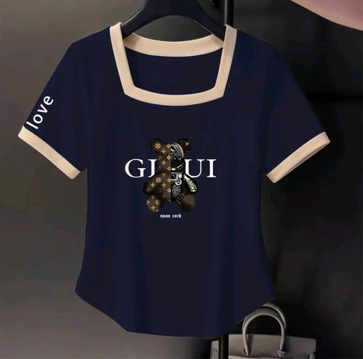 สีน้ำเงินเข้ม เสื้อยืดแขนสั้นไหล่ตรง สำหรับสตรี ฤดูร้อน2026 สำหรับสาวสูงเล็ก คอสี่เหลี่ยม พิมพ์ลายไม่ซ้ำใคร ดีไซน์โดดเด่น รัดรูป ผอมทัด ผสมสี100kg (รับ12,200แต้ม)