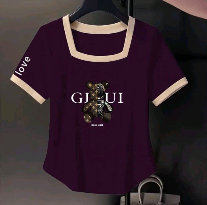 สีม่วง เสื้อยืดแขนสั้นไหล่ตรง สำหรับสตรี ฤดูร้อน2026 สำหรับสาวสูงเล็ก คอสี่เหลี่ยม พิมพ์ลายไม่ซ้ำใคร ดีไซน์โดดเด่น รัดรูป ผอมทัด ผสมสี100kg (รับ12,200แต้ม)