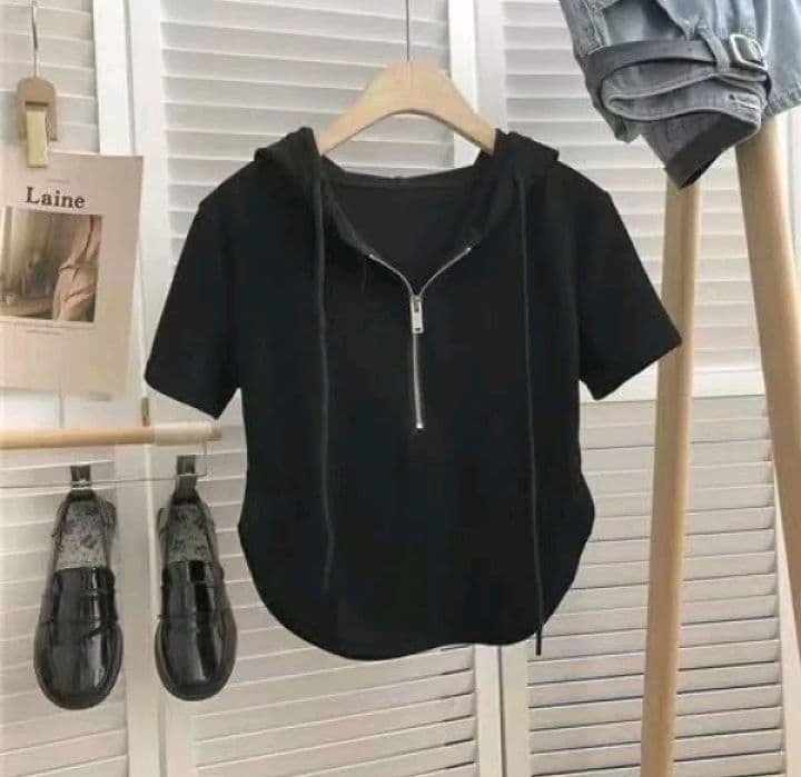 สีดำ Laine เสื้อยืดแขนสั้นมีฮู้ดและซิป เสื้อสีขาว ดีไซน์ทันสมัย ให้คุณดูมีสไตล์ (รับ14,200แต้ม)