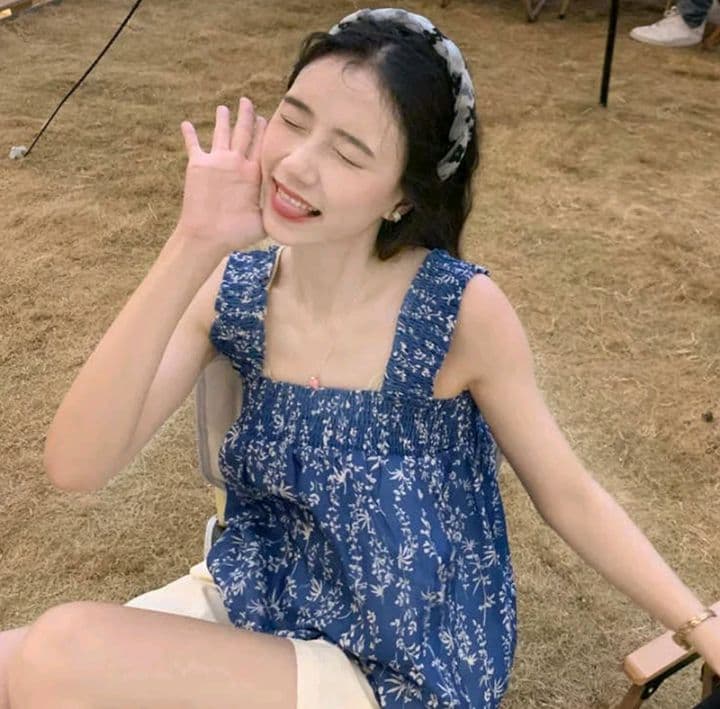 สีน้ำเงิน เสื้อกล้ามครอปสายเดี่ยวลายดอกไม้สุดน่ารัก คอเหลี่ยมสวมใส่สบายสำหรับใส่อยู่บ้าน ผู้หญิง Clothing Women Lady (รับ8,700แต้ม)