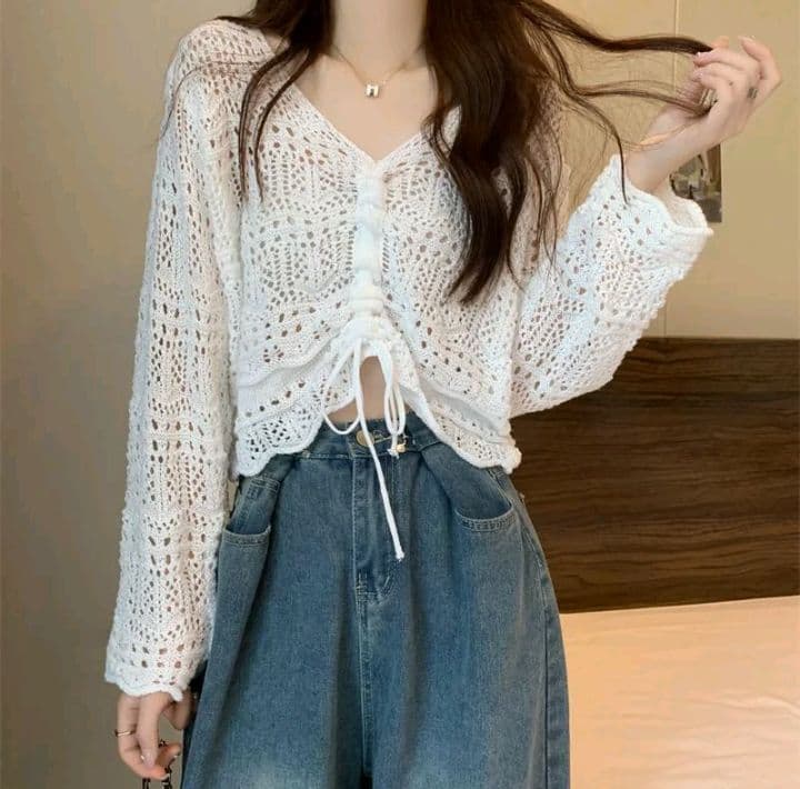 สีขาว เสื้อคลุมแขนยาวตาข่ายไหมพรม ดีเทลเชือกรูดด้านหน้า ผ้านิ่มใส่สบาย คอวี (รับ11,200แต้ม)