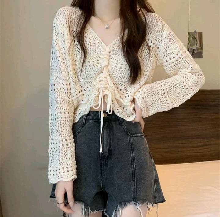 สีครีม เสื้อคลุมแขนยาวตาข่ายไหมพรม ดีเทลเชือกรูดด้านหน้า ผ้านิ่มใส่สบาย คอวี (รับ11,200แต้ม)