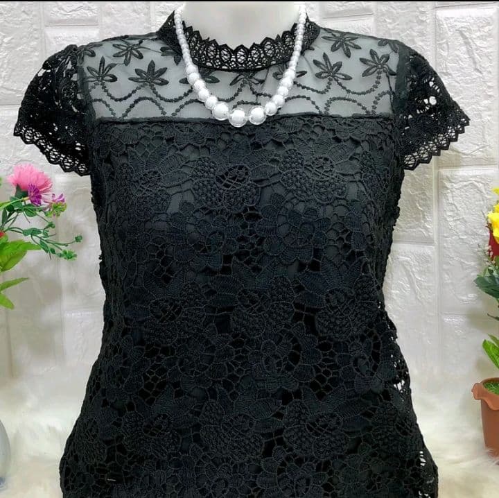 สีดำ เสื้อลูกไม้แขนเลย ขนาดอก32-40 (รับ14,200แต้ม)