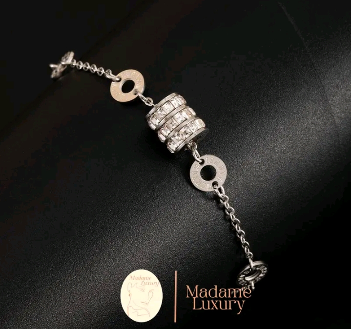 สร้อยข้อมือวงล้อ สร้อยข้อมือเสริมโชคเสริมความรัก สีเงิน (รับ10,450แต้ม)