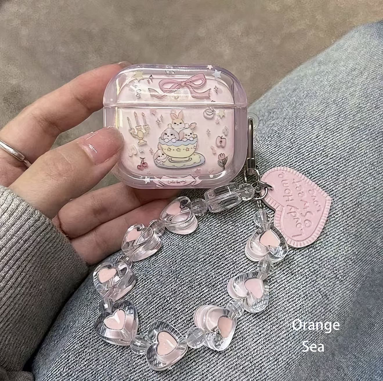 ชุดหูฟังบลูทูธแฟชั่นใหม่รุ่นที่ 6 (หูฟัง + กล่องชาร์จฟรี + เคสหูฟัง) เสียงสเตอริโอ ไมโครโฟนในตัว สำหรับฟังเพลง โทรออก และเล่นเกม เชื่อมต่อชุดหูฟังบลูทูธและรองรับ IOS และ Android (รับ 12,500 แต้ม)