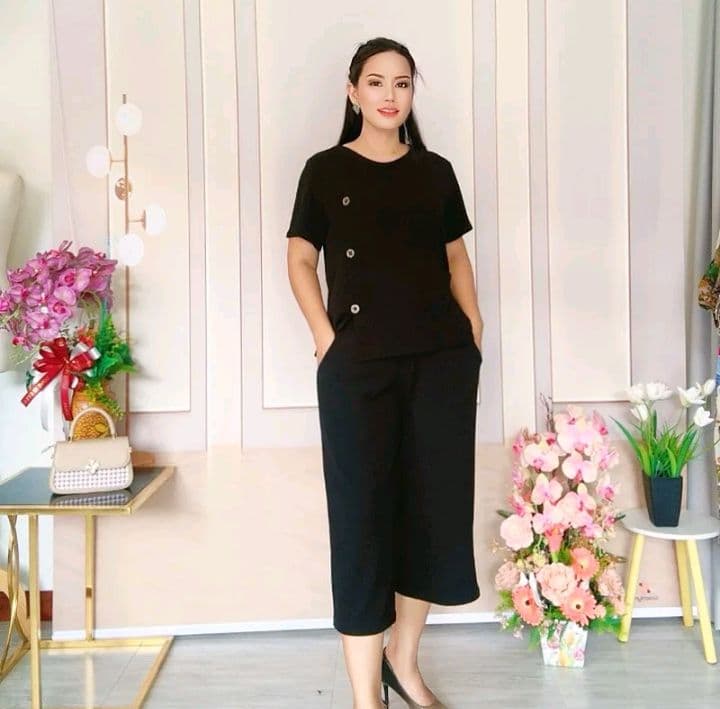 ชุดเช็ทเสื้อคอกลมผ่าหน้า กางเกงขายาว 8ส่วน (รับ11,200แต้ม)
