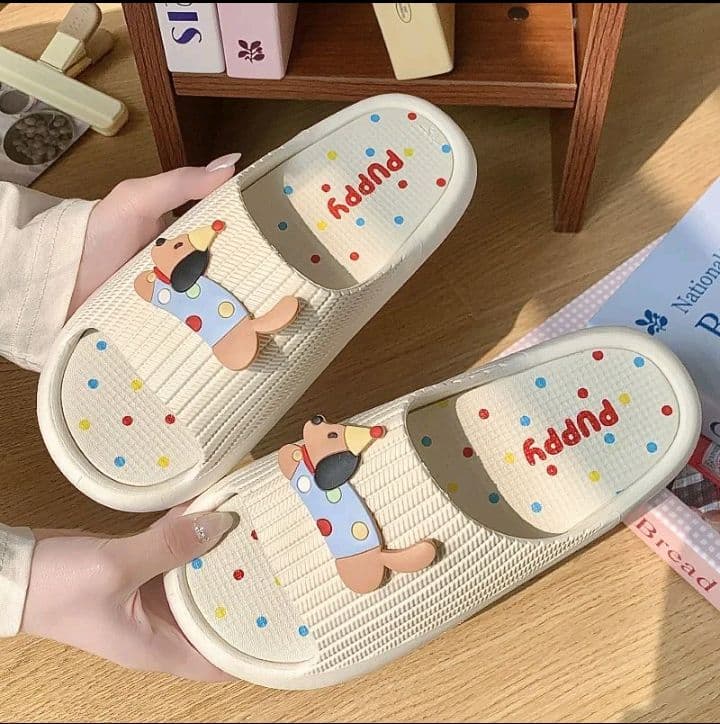 ใหม่รองเท้าแตะกันลื่นในร่มสีฤดูกาล สีขาว ออกแบบรูปแบบการ์ตูนพื้นรองเท้านุ่มและสะดวกสบาย รองเท้าแตะหอพักการ์ตูนนักเรียนสำหรับผู้หญิง (รับ7,200แต้ม)