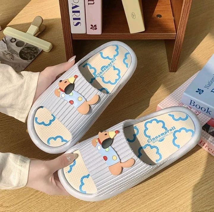 ใหม่รองเท้าแตะกันลื่นในร่มสีฤดูกาล สีฟ้า ออกแบบรูปแบบการ์ตูนพื้นรองเท้านุ่มและสะดวกสบาย รองเท้าแตะหอพักการ์ตูนนักเรียนสำหรับผู้หญิง (รับ7,200แต้ม)