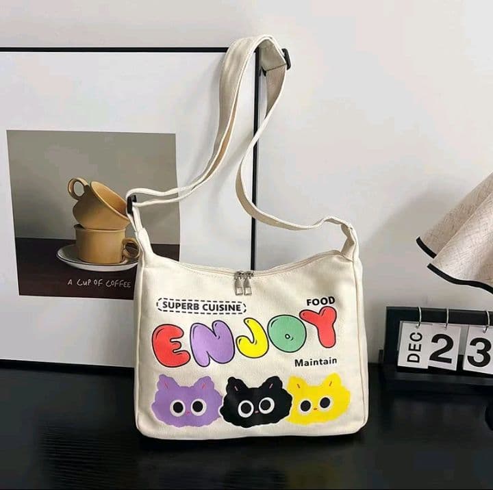 Bigsale กระเป๋าสะพายข้าง สีขาว (พร้อมส่ง) กระเป๋าผ้าสะพายข้าง ลายน่ารัก เข้ากับทุกการแต่งกาย (รับ9,200แต้ม)