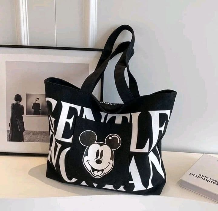 กระเป๋าสะพายข้าง สีดำ ผ้าแคนวาส ขนาด38×6×30cm. ลายการ์ตูนสุดน่ารัก (รับ8,200แต้ม)