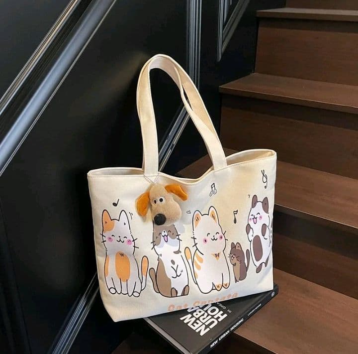 กระเป๋าสะพายข้าง Cat-ครีม(มีซิป) ขนาด38*30*4ซม. ไม่มีพวงกุญแจ (รับ8,200แต้ม)