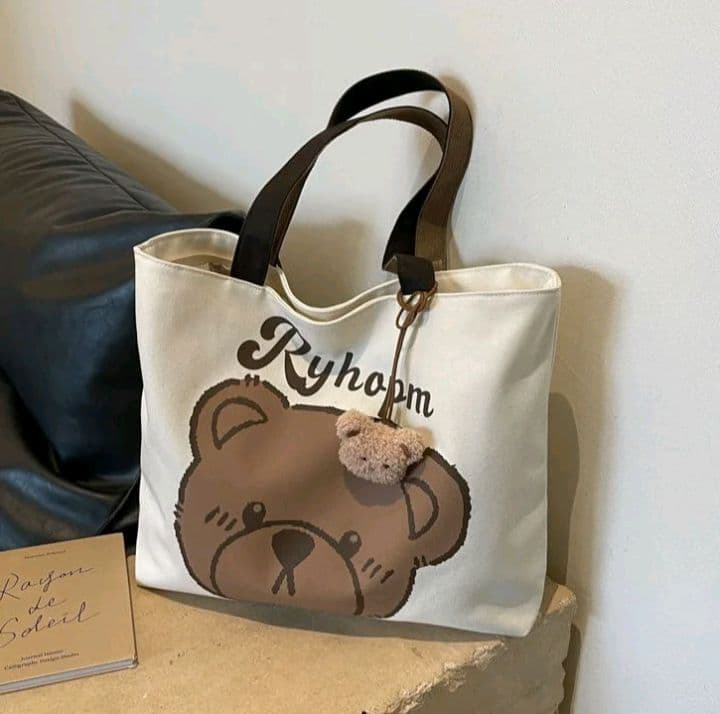 กระเป๋าสะพายข้าง Bear-กากี(มีซิป) ขนาด38*30*4ซม. ไม่มีพวงกุญแจ (รับ7,700แต้ม)