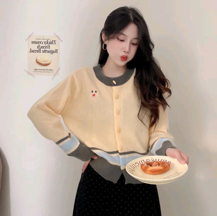 เสื้อแฟชั่นไหมพรม สีกากี แขนยาวปักลายหน้ายิ้ม (อก32-48นิ้ว) เนื้อผ้าไหมพรมผู้หญิง (รับ14,200แต้ม)