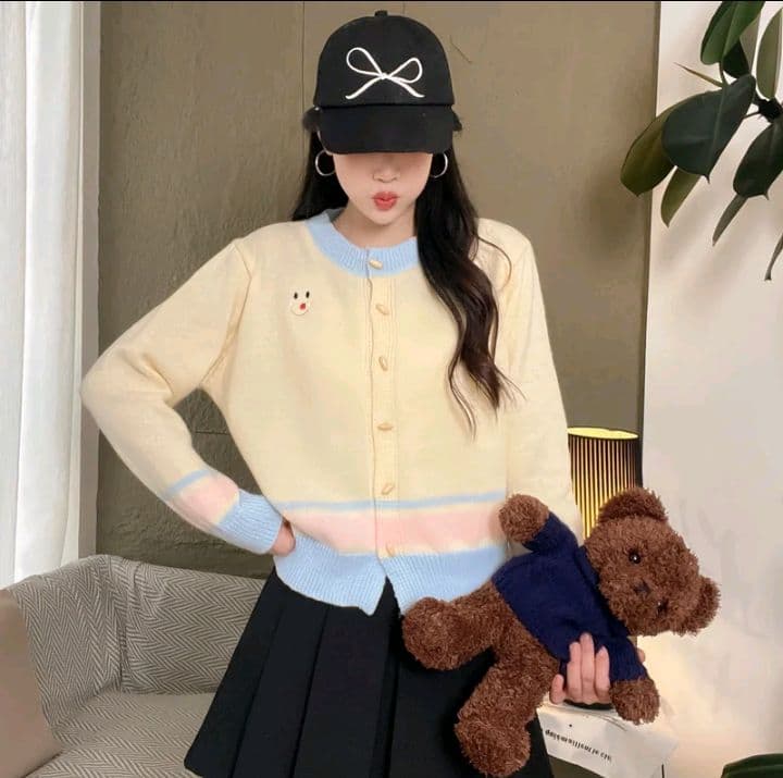 เสื้อแฟชั่นไหมพรม สีครีม แขนยาวปักลายหน้ายิ้ม (อก32-48นิ้ว) เนื้อผ้าไหมพรมผู้หญิง (รับ14,200แต้ม)