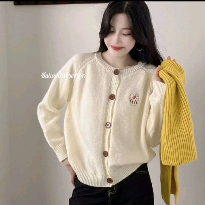 สีขาว เสื้อแฟชั่นไหมพรม แขนยาว สีพื้น กระดุมปลดได้ทุกเม็ด Over size(อก 32-48 นิ้ว) เนื้อผ้าไหมพรม ผู้หญิง Women Clothing (รับ18,200แต้ม)