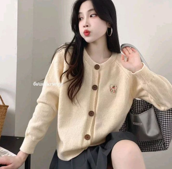 สีครีม เสื้อแฟชั่นไหมพรม แขนยาว สีพื้น กระดุมปลดได้ทุกเม็ด Over size(อก 32-48 นิ้ว) เนื้อผ้าไหมพรม ผู้หญิง Women Clothing (รับ18,200แต้ม)