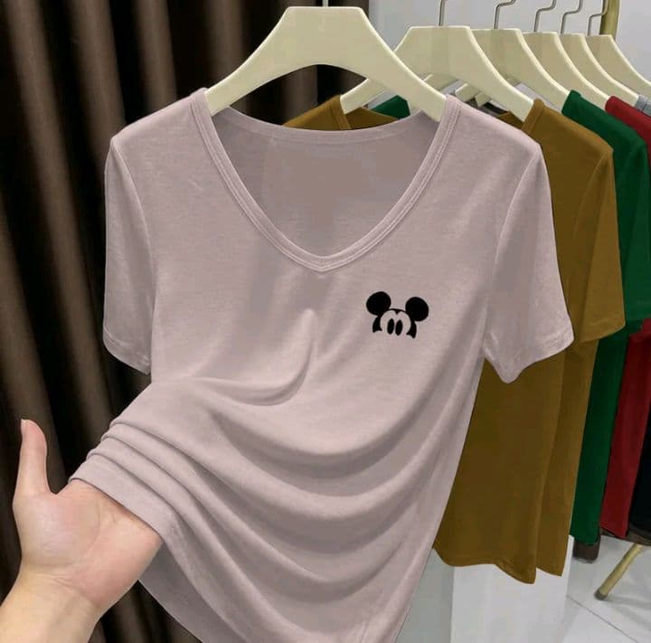 สีชมพู เสื้อยืดแขนสั้นคอวี ดอปามัน รุ่นใหม่2026 ผู้หญิงฤดูร้อน หรูหรา สง่างาม ไฮโซ ตัดรูปสวย สวมใส่ง่าย (รับ10,700แต้ม)