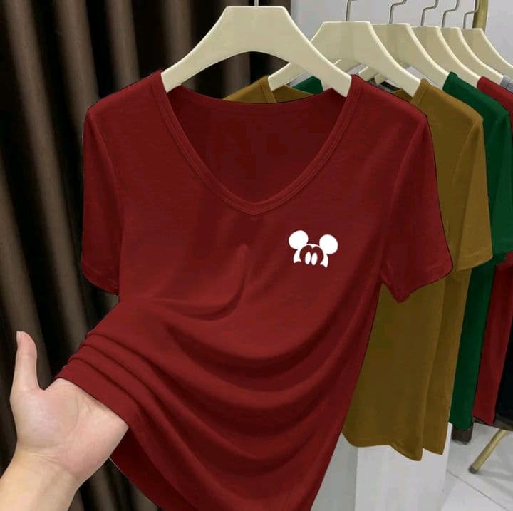 สีแดง เสื้อยืดแขนสั้นคอวี ดอปามัน รุ่นใหม่2026 ผู้หญิงฤดูร้อน หรูหรา สง่างาม ไฮโซ ตัดรูปสวย สวมใส่ง่าย (รับ10,700แต้ม)
