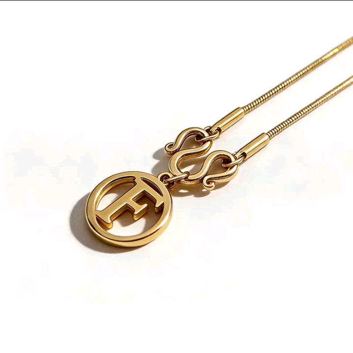 Twinkle ray สร้อยคอตัวอักษรที่ทันสมัยทั้งชายและหญิงสามารถสวมใส่ได้ย้อนยุคเรียบง่ายและหลากหลายเหมาะสำหรับสไตล์ที่หลากหลาย อักษรตัวF ( รับ8200แต้ม)