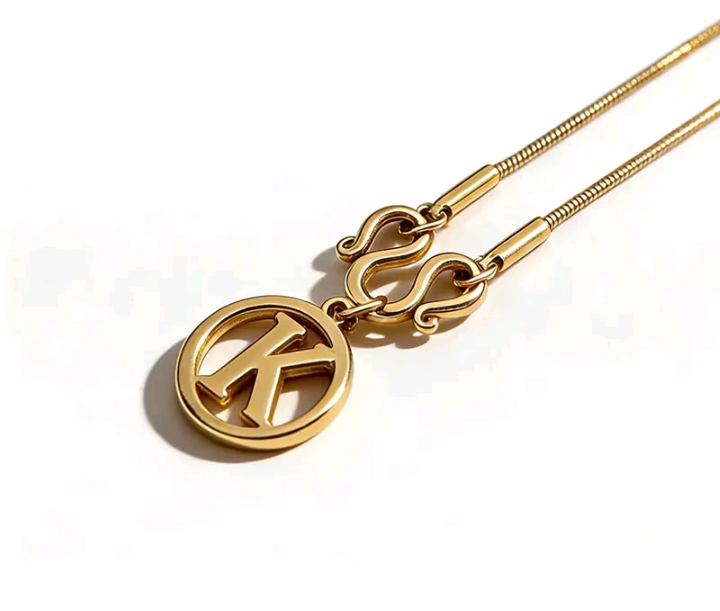 Twinkle ray สร้อยคอตัวอักษรที่ทันสมัยทั้งชายและหญิงสามารถสวมใส่ได้ย้อนยุคเรียบง่ายและหลากหลายเหมาะสำหรับสไตล์ที่หลากหลาย อักษรตัวK ( รับ8200แต้ม)