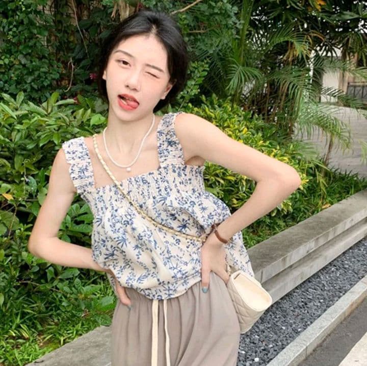 สีฟ้า-ขาว เสื้อกล้ามครอปสายเดี่ยวลายดอกไม้สุดน่ารัก คอเหลี่ยมสวมใส่สบายสำหรับใส่อยู่บ้าน ผู้หญิง Clothing Women Lady (รับ8,700แต้ม)