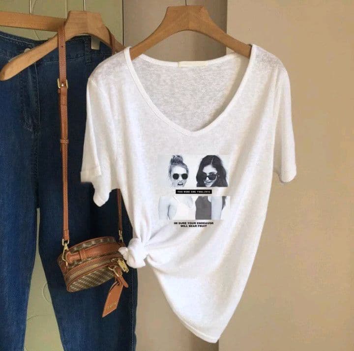 ลาย-1 เสื้อยืดลายV รูปทรงเรียบง่ายและเบาบาง สำหรับผู้หญิงในฤดูร้อน ผลิตจากผ้าไหมสังเคราะห์ที่ให้ความรู้สึกสบายและหลากหลายในการสวมใส่ (รับ11,200แต้ม)