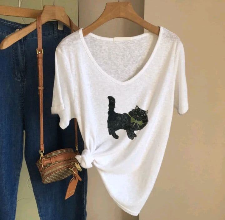 ลาย-3 เสื้อยืดลายV รูปทรงเรียบง่ายและเบาบาง สำหรับผู้หญิงในฤดูร้อน ผลิตจากผ้าไหมสังเคราะห์ที่ให้ความรู้สึกสบายและหลากหลายในการสวมใส่ (รับ11,200แต้ม)