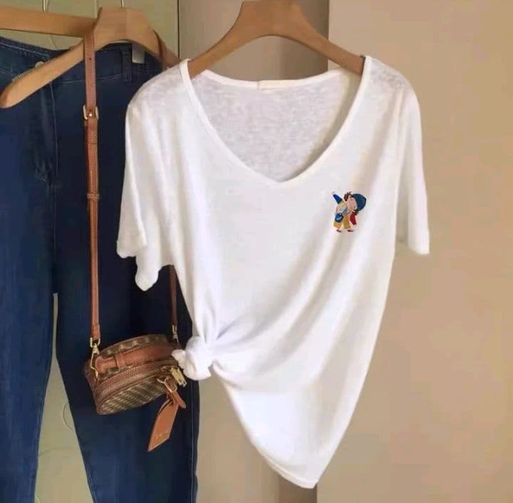 ลาย-4 เสื้อยืดลายV รูปทรงเรียบง่ายและเบาบาง สำหรับผู้หญิงในฤดูร้อน ผลิตจากผ้าไหมสังเคราะห์ที่ให้ความรู้สึกสบายและหลากหลายในการสวมใส่ (รับ11,200แต้ม)