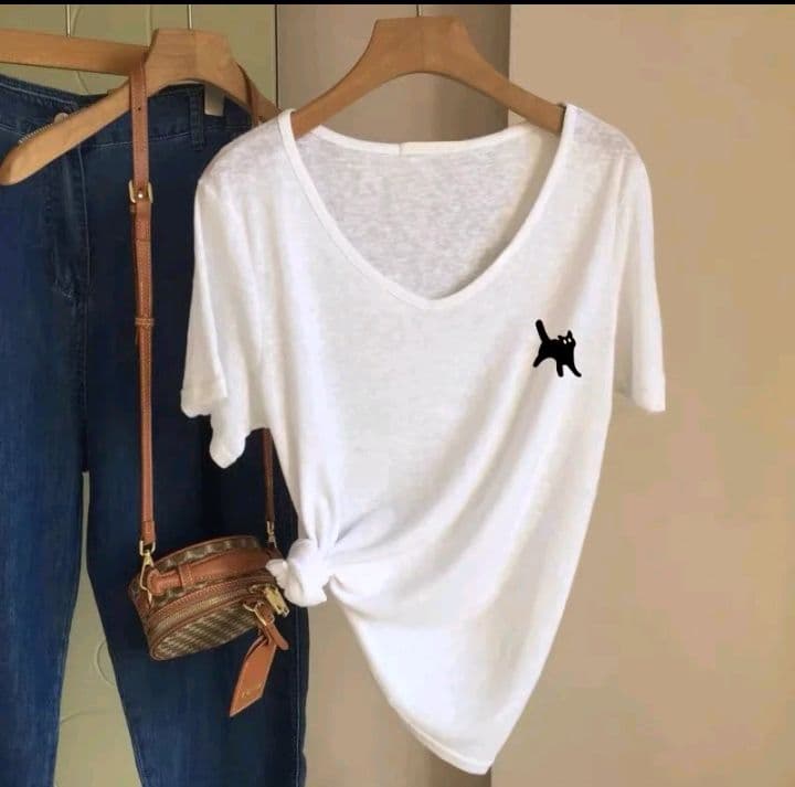 ลาย-5 เสื้อยืดลายV รูปทรงเรียบง่ายและเบาบาง สำหรับผู้หญิงในฤดูร้อน ผลิตจากผ้าไหมสังเคราะห์ที่ให้ความรู้สึกสบายและหลากหลายในการสวมใส่ (รับ11,200แต้ม)