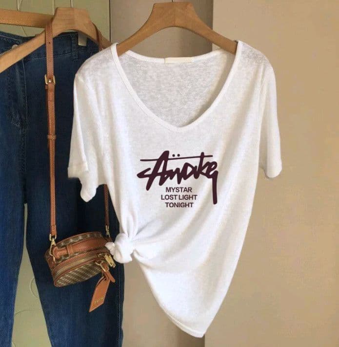 ลาย-6 เสื้อยืดลายV รูปทรงเรียบง่ายและเบาบาง สำหรับผู้หญิงในฤดูร้อน ผลิตจากผ้าไหมสังเคราะห์ที่ให้ความรู้สึกสบายและหลากหลายในการสวมใส่ (รับ11,200แต้ม)
