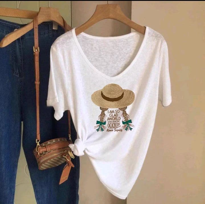 ลาย-8 เสื้อยืดลายV รูปทรงเรียบง่ายและเบาบาง สำหรับผู้หญิงในฤดูร้อน ผลิตจากผ้าไหมสังเคราะห์ที่ให้ความรู้สึกสบายและหลากหลายในการสวมใส่ (รับ11,200แต้ม)