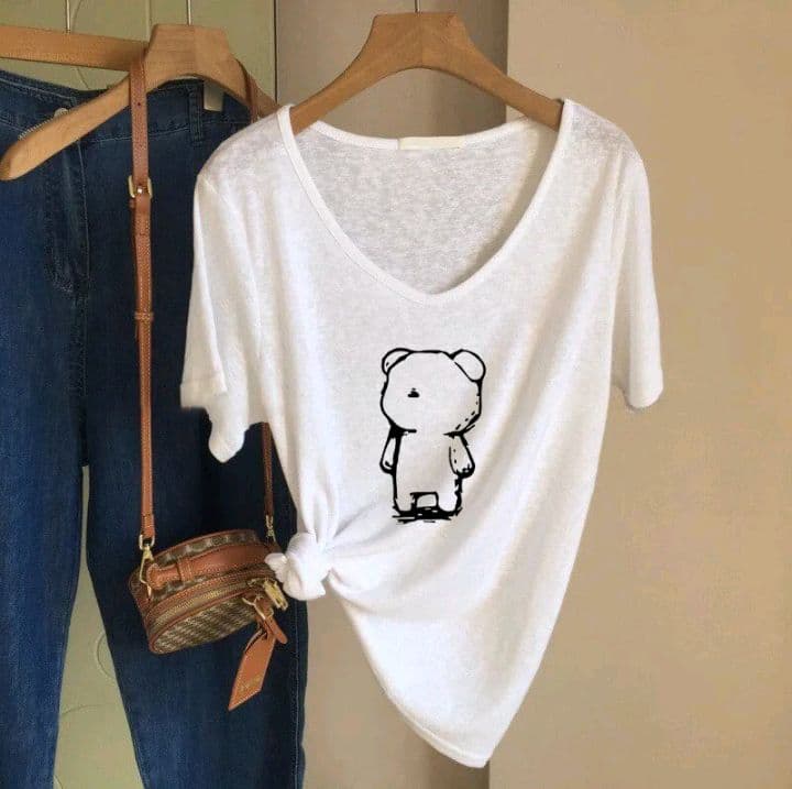 ลาย-9 เสื้อยืดลายV รูปทรงเรียบง่ายและเบาบาง สำหรับผู้หญิงในฤดูร้อน ผลิตจากผ้าไหมสังเคราะห์ที่ให้ความรู้สึกสบายและหลากหลายในการสวมใส่ (รับ11,200แต้ม)