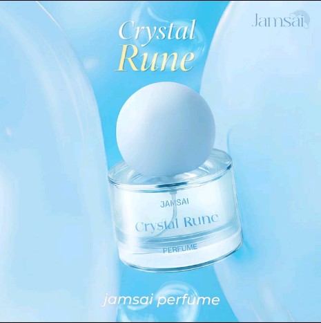 Jamsai Crystal Rune Perfume กลิ่นหอมสะอาด สดชื่น เปิดมาด้วยกลิ่นสดฉ่ำจากเกรปฟรุ๊ตและบลัดออเรนจ์ ผสาน ความเฟรชจากมินต์และหอมหวานจากกุหลาบ ปิดท้ายด้วยแอ มเบอร์และวู้ด ให้กลิ่นหอมแน่น ติดทนยาวนาน (สีฟ้า) เหมาะสำหรับผู้หญิงและผู้ชายขนาด30ml.(รับ17450แต้ม)